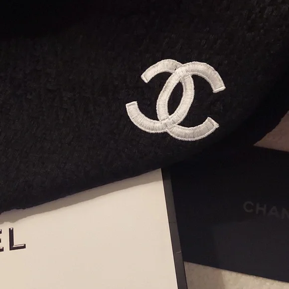 CHANEL GWP Knit Scarf with Logo - Picture 1 of 7